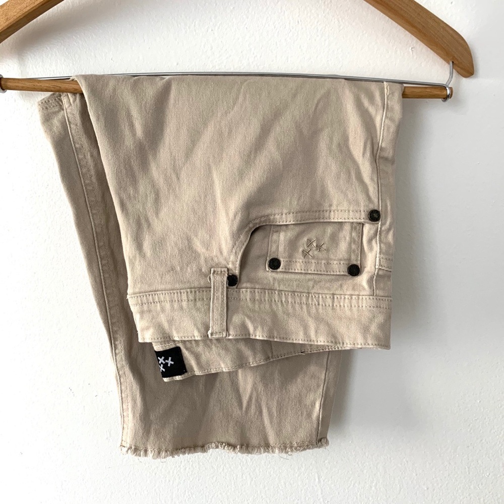 Men’s khaki shorts